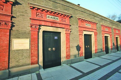     上海南成都路輔德里625號（今老成都北路7弄30號）始建於1915年，是典型的上海石庫門民居。當時，這裡位於英美公共租界和法租界的交匯處，二大會址外墻的門楣上刻有“騰蛟起鳳”四個字。資料圖片