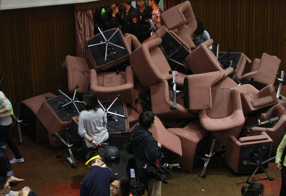 臺灣立法機構衝擊持續15人送醫家屬盼抗議者回家