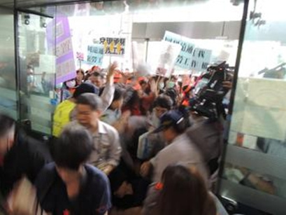 臺灣近200名失業收費員衝進“交通部”抗議（圖）