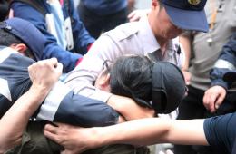 臺灣“反核”民眾與警方激烈衝突 有人當場昏倒