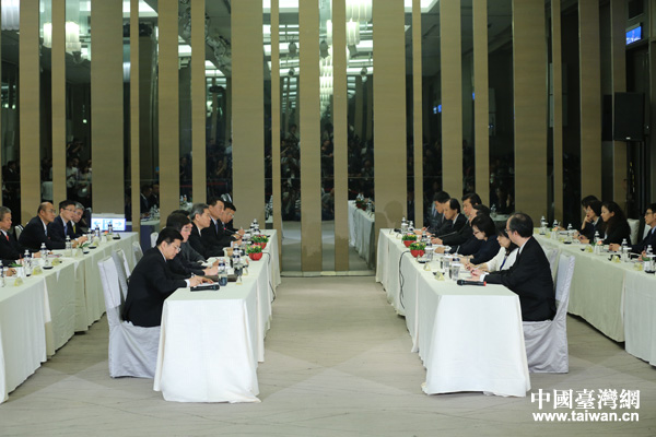 國臺辦主任張志軍與臺灣方面陸委會主委王郁琦25日舉行第二次正式會面，圖為雙方在會談中。