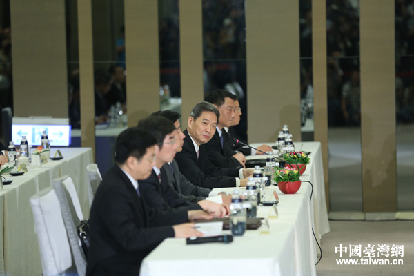 　國臺辦主任張志軍與臺灣方面陸委會主委王郁琦25日舉行第二次正式會面，圖為雙方在會談中。