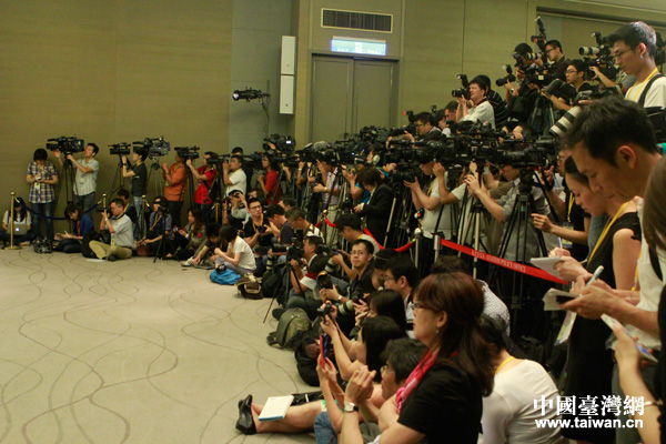 國臺辦主任張志軍與臺灣方面陸委會主委王郁琦25日舉行第二次正式會面，圖為現場媒體記者。