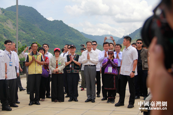 在小林公祠前，張志軍雙手合十向小林村遇難者表達哀悼