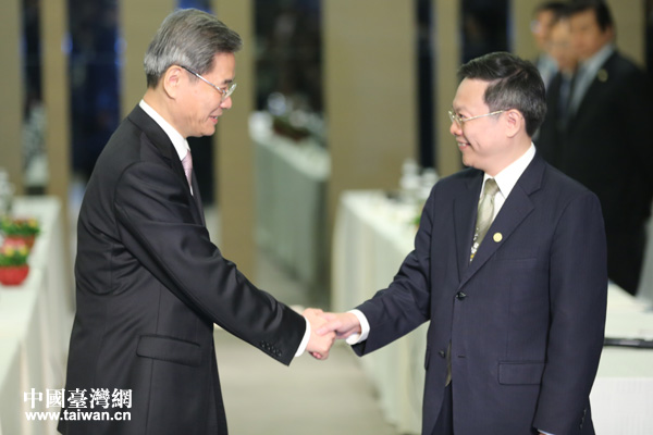 國臺辦主任張志軍與臺灣方面陸委會主委王郁琦25日舉行第二次正式會面，圖為二人見面熱情握手。