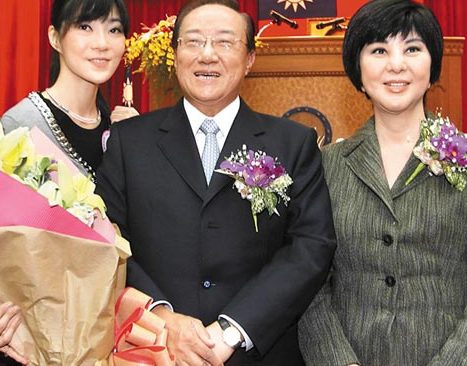 2008年底接任“考試院長”時，與女兒關雲娣（左）合影