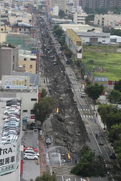 直擊高雄氣爆現場，宛如廢墟