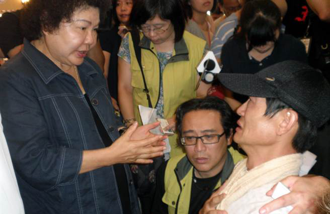 在氣爆案痛失妻兒的拉麵店王老闆（右）見到高雄市長陳菊，跪求：“菊姐，幫幫我”