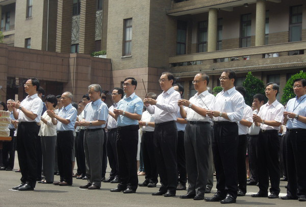  臺當局“行政院”下午1時許在廣場舉行中元普渡
