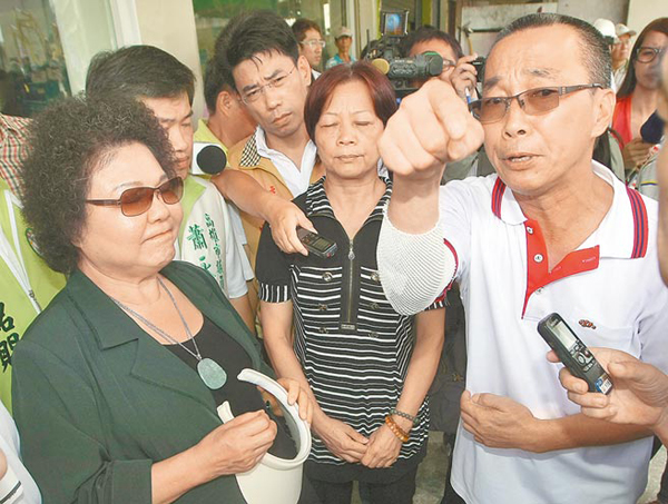 高雄市長陳菊（前左）昨天前往高雄氣爆災區凱旋路和二聖路口視察工程進度，現場有民眾紛紛陳情