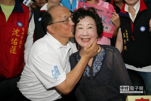 胡志強登記參選臺中市長三度親吻愛妻感謝支援