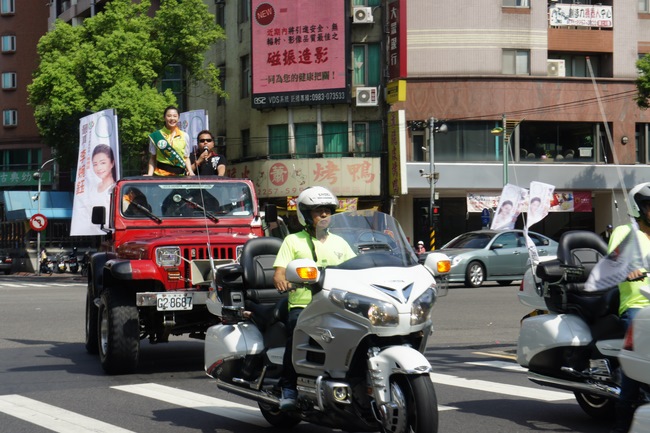 民進黨美女議員登記參選 辣妹軍團助陣