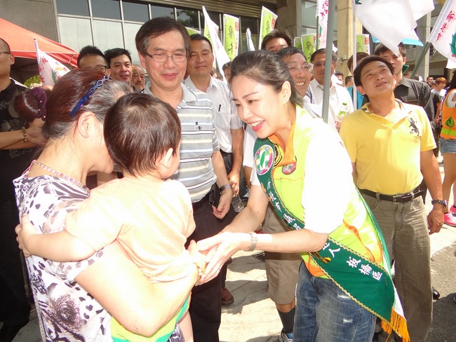 民進黨美女議員登記參選 辣妹軍團助陣