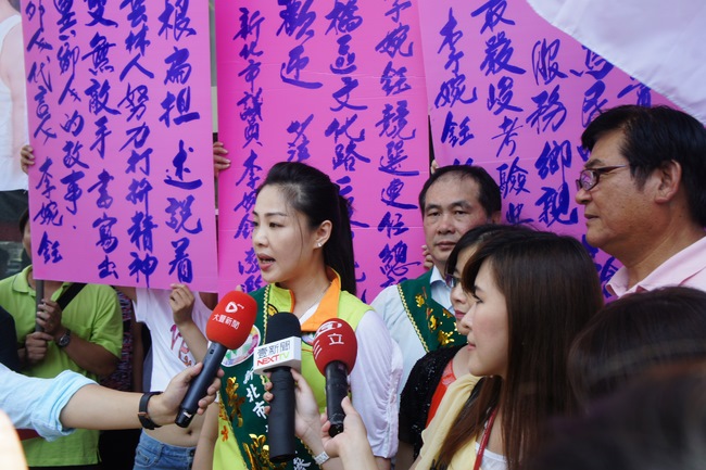 民進黨美女議員登記參選 辣妹軍團助陣