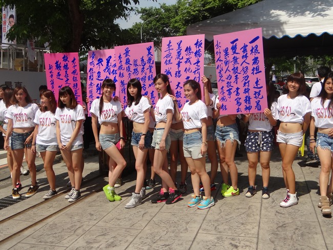 民進黨美女議員登記參選 辣妹軍團助陣