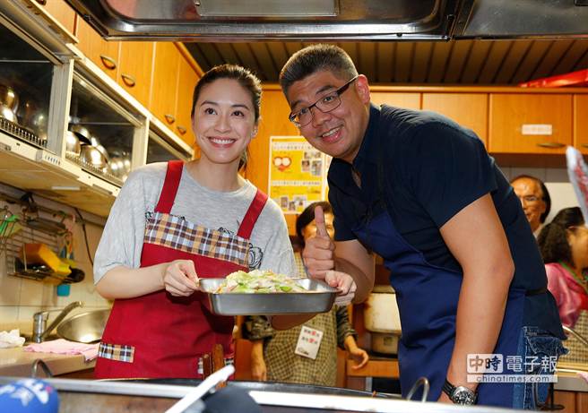 國民黨臺北市長參選人連勝文與夫人蔡依姍，昨晚前下廚炒菜，給年老民眾當晚餐
