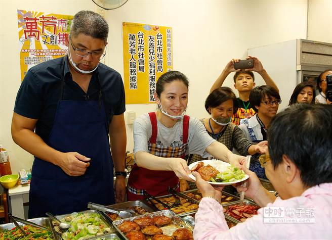 國民黨臺北市長參選人連勝文與夫人蔡依姍，昨晚前下廚炒菜，給年老民眾當晚餐
