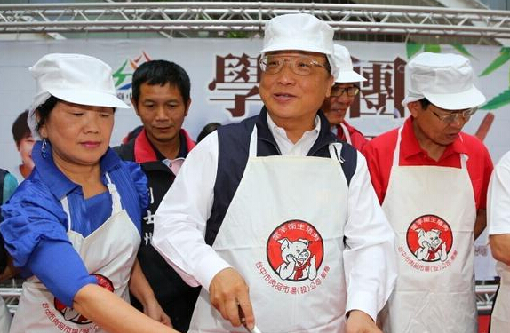 臺中市長胡志強親炸豬油：學校需要 免費供應。（網路圖）
