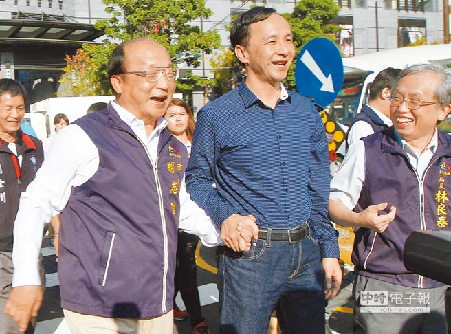 新北市長朱立倫（中）27日來臺中試搭BRT，相挺臺中市長胡志強（左），二人還一路手牽手，表現相親親愛