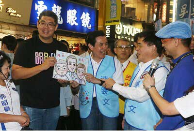 馬英九（中）與郝龍斌（右二）29日晚間陪同臺北市長參選人連勝文（左）到西門町掃街拜票