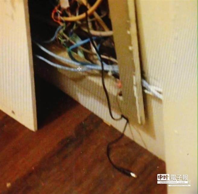 柯文哲辦公室大樓機房內出現一條黑色俗稱“老鼠尾”市話跨接器