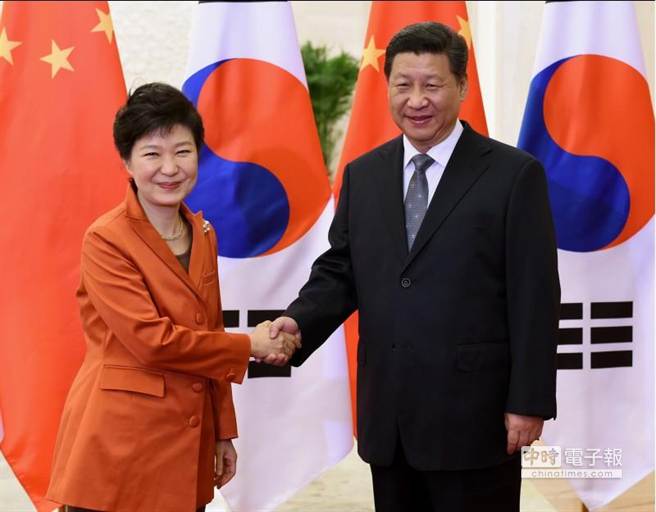 中國國家主席習近平在北京人民大會堂會見南韓總統樸槿惠，雙方宣佈FTA協定實質內容達成一致