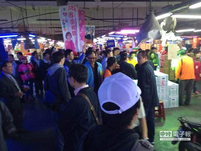 　　一行約百人今(15)日上午在三重果菜市場引起轟動。（圖片來自臺媒）