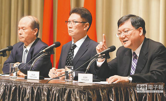 臺當局“經濟部長”杜紫軍（右）及“財政部長”張盛和（左）就中韓FTA議題進行説明