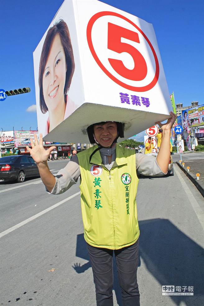 選舉出奇招 民進黨候選人用“超級大頭帽”博眼球（圖）
