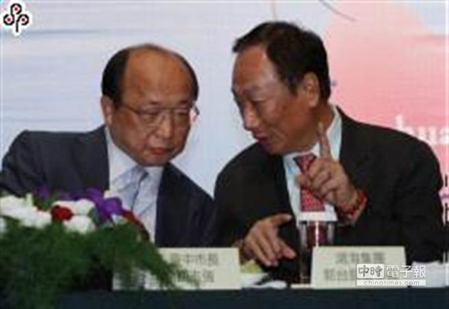 鴻海董事長郭臺銘（右）在産業論壇上，與臺中市長胡志強互動