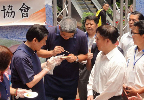 連勝文競選臺北市長期間，馬英九與郝龍斌為其助選掃票
