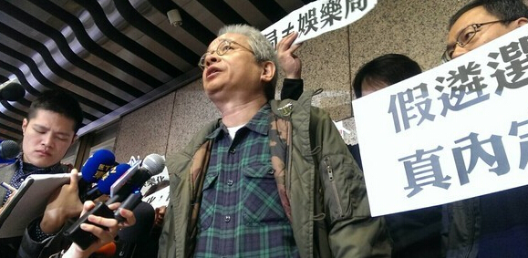 馮光遠出席柯辦樓下針對文化局長人選抗議活動。（臺媒圖）