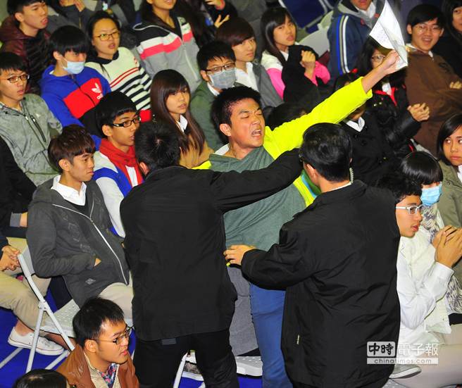 馬英九20日參加臺北商業大學97週年校慶，大四學生朱士晉（中）突然衝向舞臺拿著紙張“陳情”