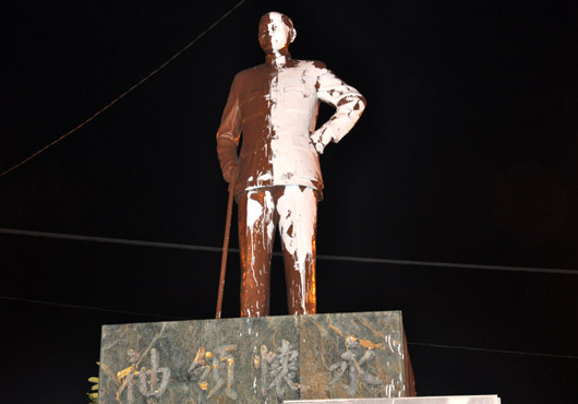 前“綠委”將蔣介石銅像漆成黑白郎君（圖）