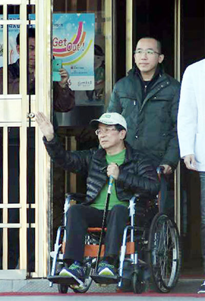 陳水扁獲准保外就醫離開監獄 向民眾揮手致意。（臺媒圖）