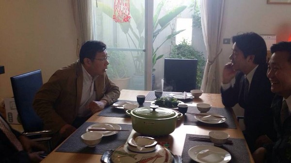 臺北市長柯文哲（左）到臺南參訪，臺南市長賴清德（右二）特別和他在葉菊蘭住處共進午餐