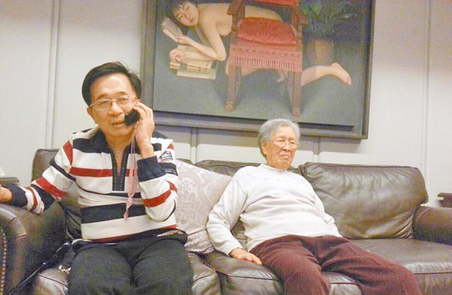 陳水扁和蔡英文通電話，扁媽在旁陪伴看電視