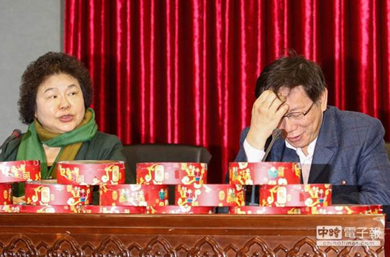 在這份臺灣地區政治人物好感度調查中，“花媽”陳菊排名第一，“墨綠”背景的柯文哲排名第二