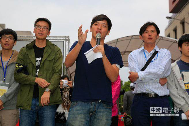“太陽花學運”帶頭人黃國昌（右起）、陳為廷、林飛帆等人2月10日遭臺北地檢署起訴