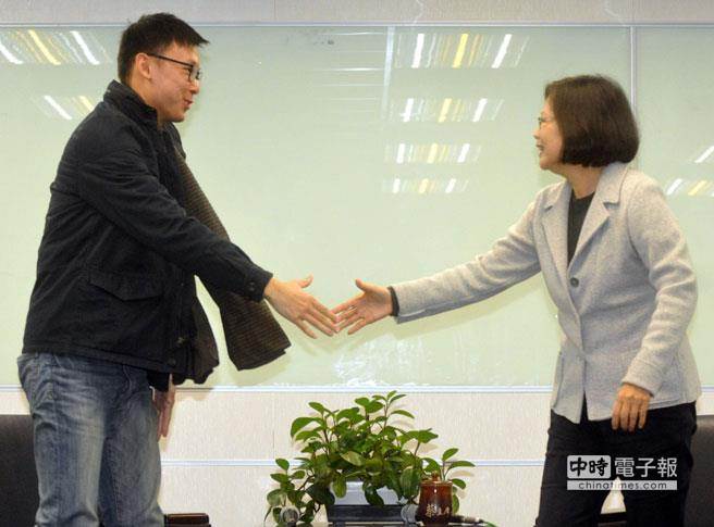 圖為民進黨主席蔡英文（右）接見太陽花學運領袖林飛帆握手致意