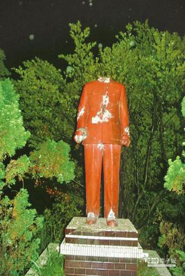 基隆獅球嶺公園內的蔣介石銅像，疑遭網友斷頭斷手並切斷腳跟