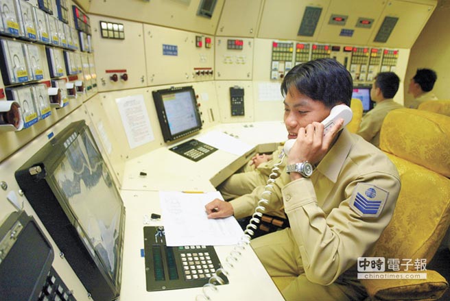 臺軍在示範戰備操演時，值班人員隨時監看電腦資訊。