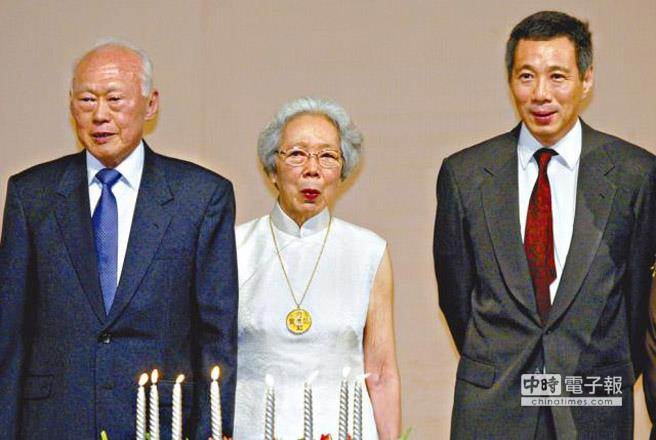 李光耀80歲大壽，在妻子柯玉芝及長子李顯龍陪同下出席公開活動。（網路圖）