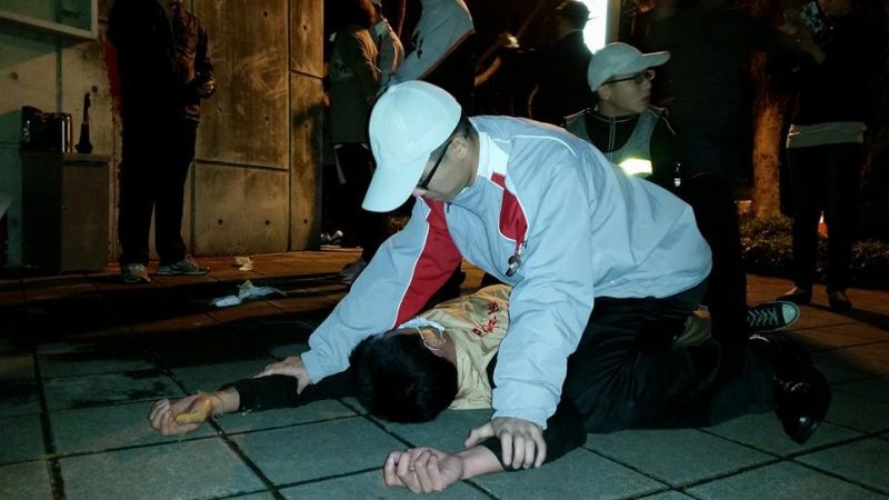 “臺聯青年軍”27日夜襲馬英九官邸潑漆，圖為維安人員將一名抗議者撲倒在地，網友戲稱“地板咚”