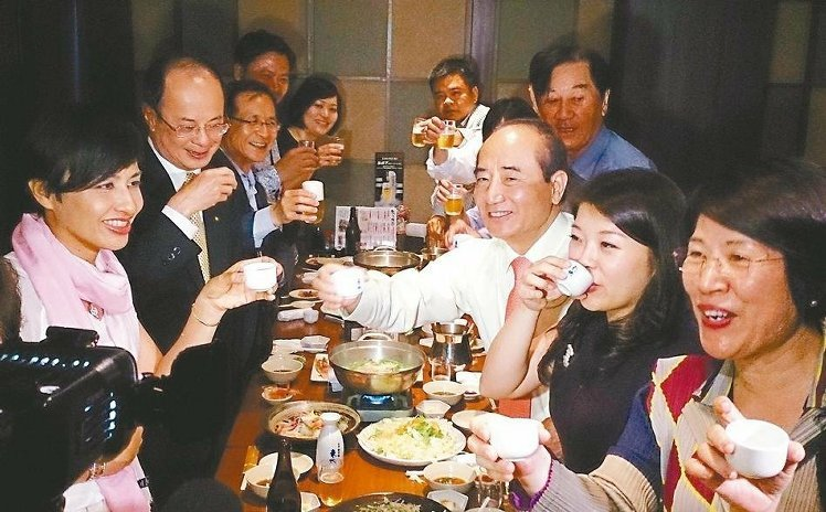 王金平（右三）6日率團到東京訪問，晚間接受臺灣地區駐日代表機構晚宴，舉杯向同行“立委”致意