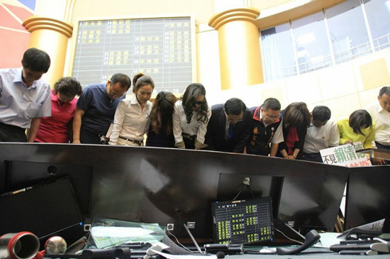 議員不滿賴清德怒翻桌臺南市議會宣佈無限期停會