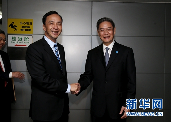 5月2日,中共中央臺灣工作辦公室主任張志軍(右)在機場迎接中國國民黨主席朱立倫一行