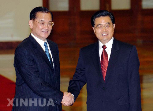 2005年4月29日，時任中共中央總書記胡錦濤在北京人民大會堂會見時任中國國民黨主席連戰。兩人的這次握手，是時隔60年兩黨最高領導人的歷史性握手。 新華社記者 張旭 攝