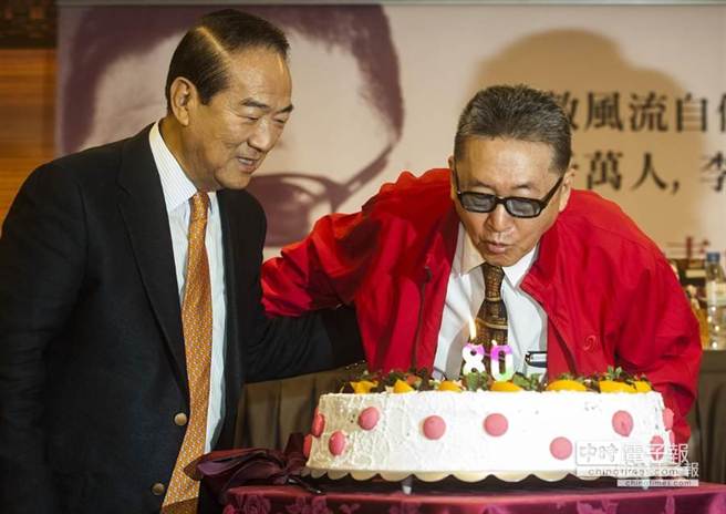李敖（右）新書發表會上，親民黨主席宋楚瑜（左）特別出席，兩人一起吹熄慶祝李敖80歲生日的生日蛋糕