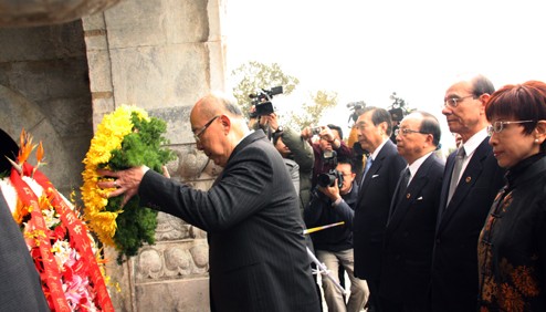 吳伯雄率領的國民黨大陸訪問團一行，赴碧雲寺拜謁了孫中山先生的衣冠冢，並敬獻花圈。